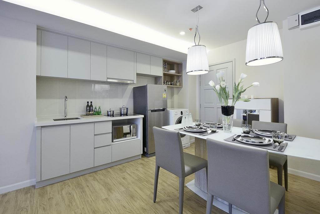 Siamese Nanglinchee Apartment Bangkok Bagian luar foto