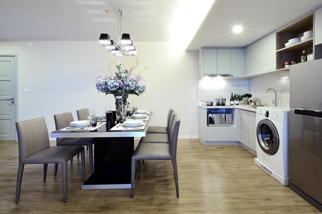 Siamese Nanglinchee Apartment Bangkok Bagian luar foto