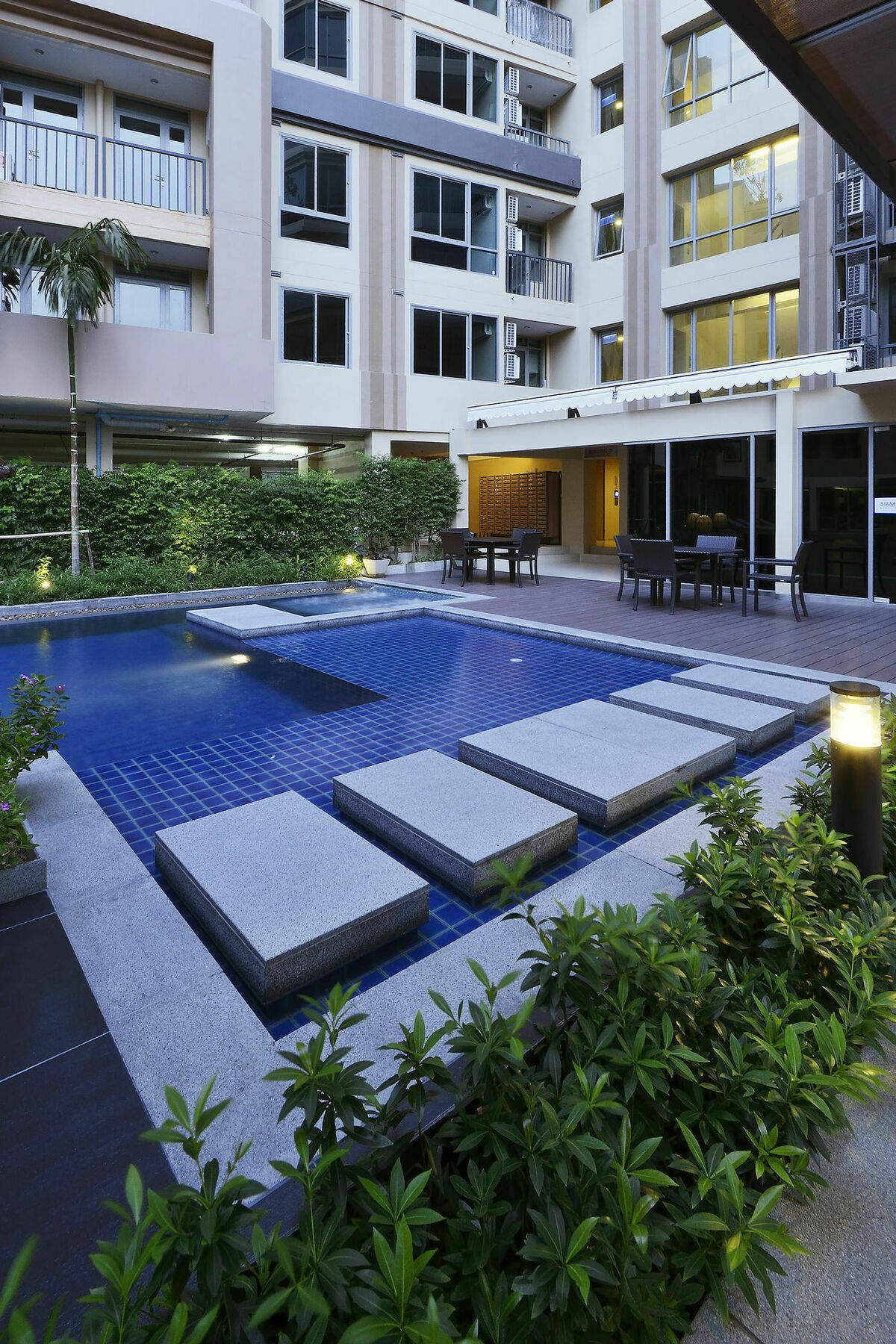 Siamese Nanglinchee Apartment Bangkok Bagian luar foto